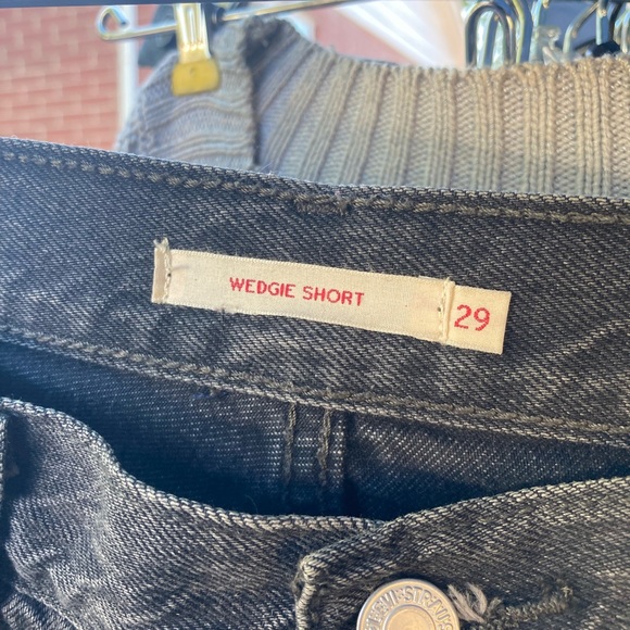 Levi Wedge Shorts - Picture 5 of 5